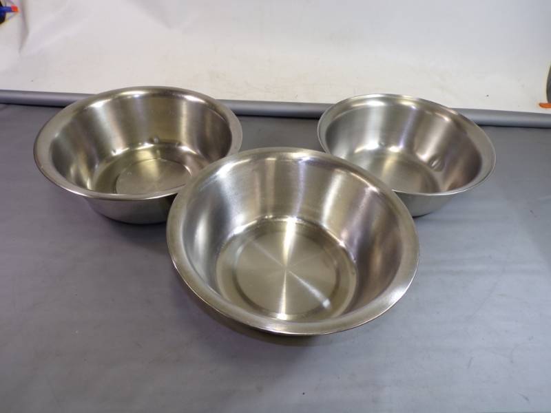 lot 101 image: Set of 3 stainless steel bowls