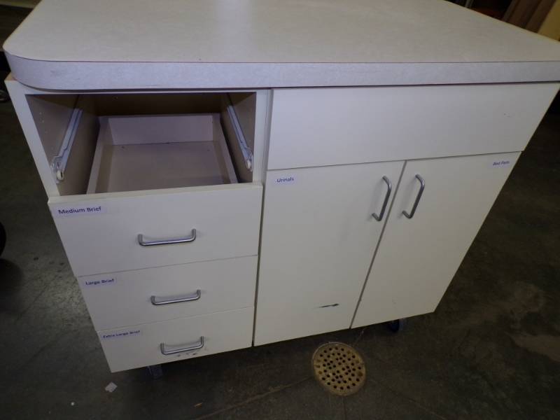 lot 108 image: Cabinet on wheels with drawers