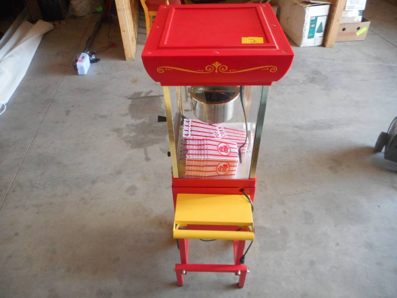 lot 10 image: Old Fashioned Popcorn Maker