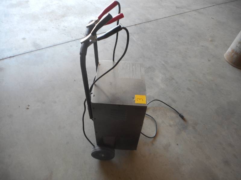 lot 11 image: Battery Charger