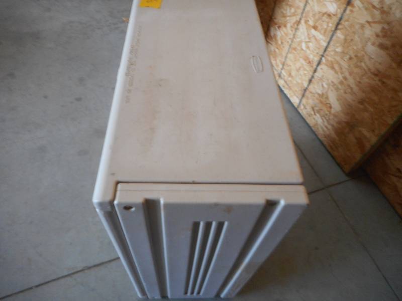 lot 14 image: Rubbermaid Cabinet