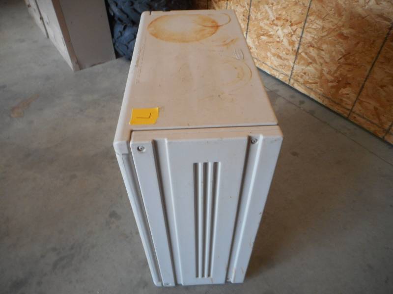 lot 15 image: Rubbermaid Cabinet