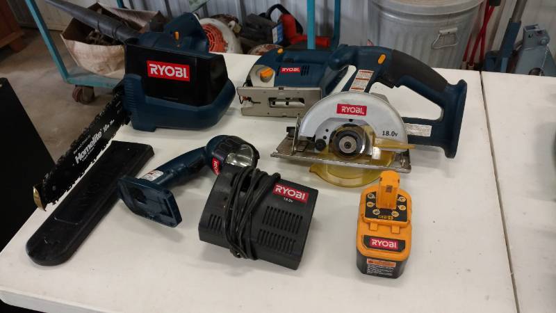 lot 17 image: Ryobi Saw tool pack with battery and charger