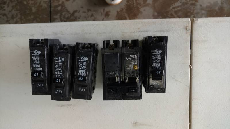 lot 28 image: Siemens Electric Panel 120240 100 amp box includes extra breakers