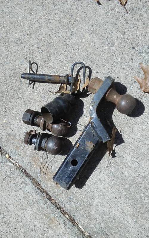 lot 15 image: Receiver Hitch, 2-Hitch Balls, Hitch Pin