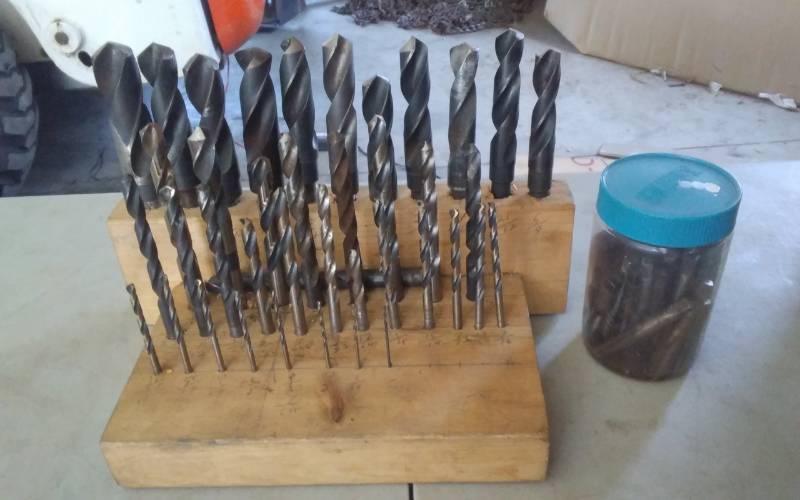 lot 43 image: Assorted Drill Bits From 116 To 1-Inch, Jar Of Taps
