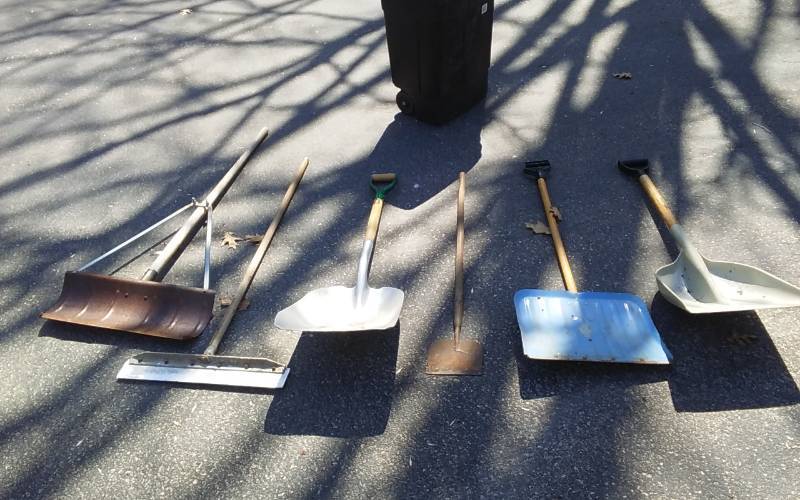 lot 77 image: 5-Shovels, 1-Scraper