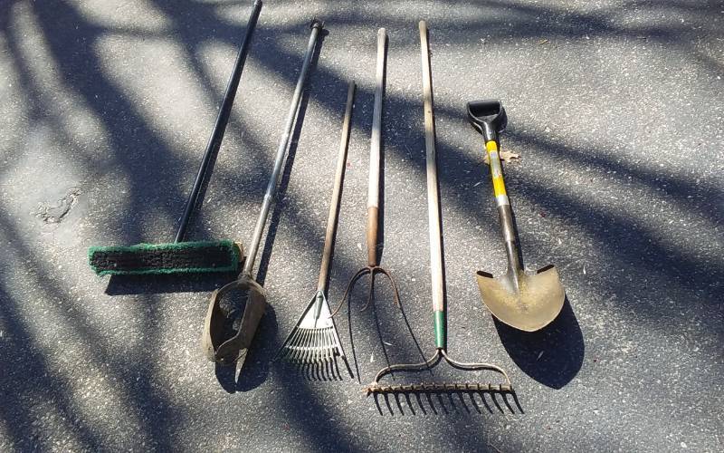 lot 78 image: Spade Shovel, Pitch fork, 2-Rakes, Broom, Post Hole Digger