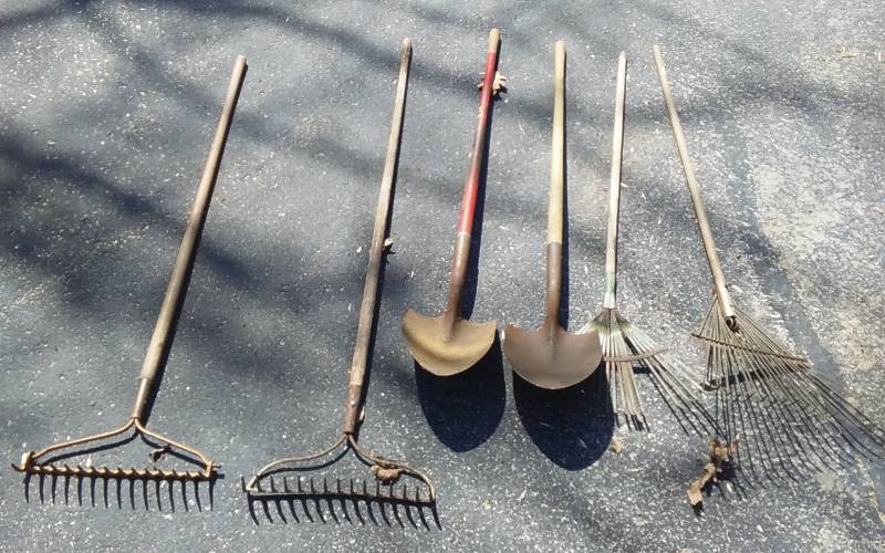 lot 79 image: 2-Hard Rakes, 2-Spades, 2-Leaf Rakes