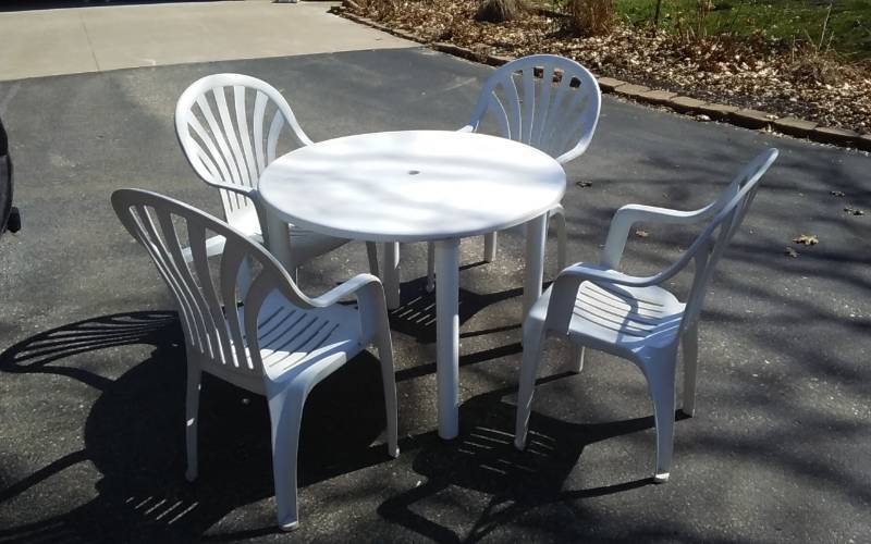 lot 81 image: Plastic Patio Set Round Table With 4-Stackable Chairs