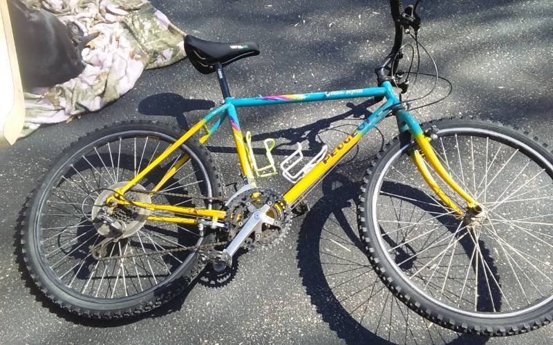 lot 82 image: Peugeot 18-Speed, 26-Inch Bike