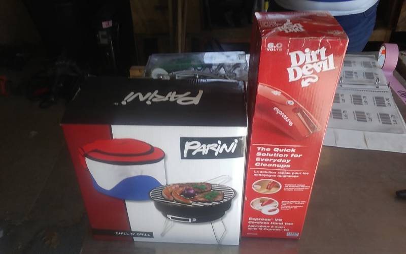lot 85 image: Dirt Devil Hand Vac, Parini Chill N Grill Set