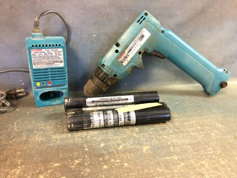 lot 12 image: 38 Makita Cordless Driver Drill 9.6V
