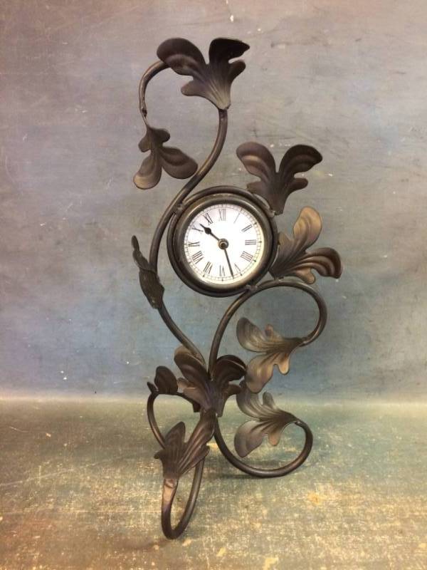 lot 14 image: Clock