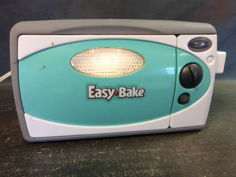 lot 20 image: Easy Bake Oven