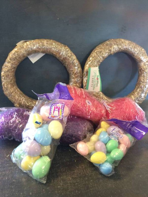 lot 46 image: Easter Decor