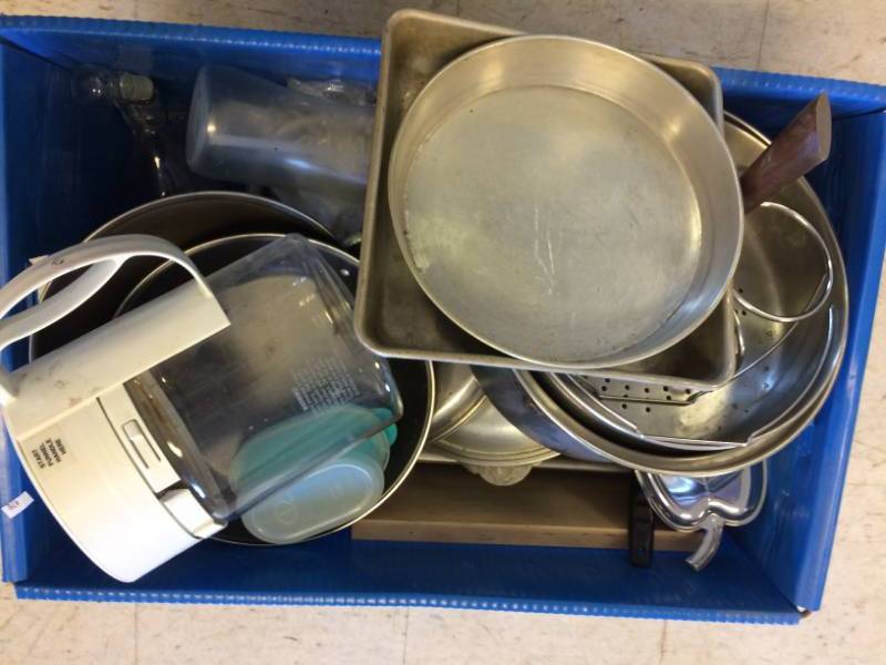 lot 49 image: Continental Silver Co, Serving Dish and other Kitchen Items