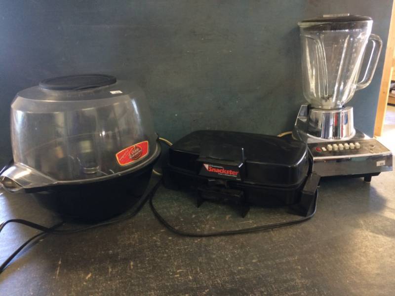 lot 51 image: Various Countertop Kitchen Appliances