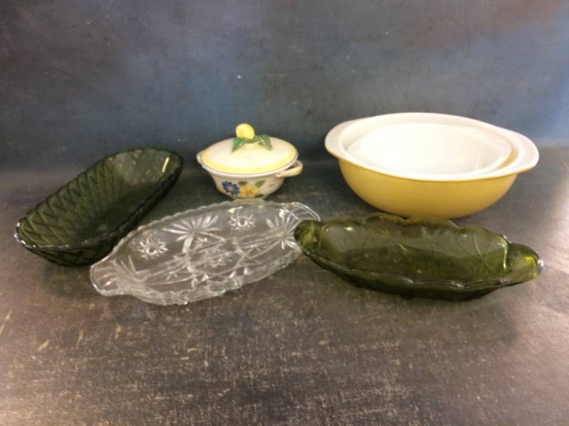 lot 57 image: Glass Serving Dishes