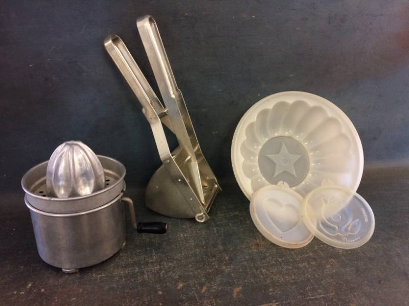 lot 58 image: Vintage Assorted Kitchen Tools