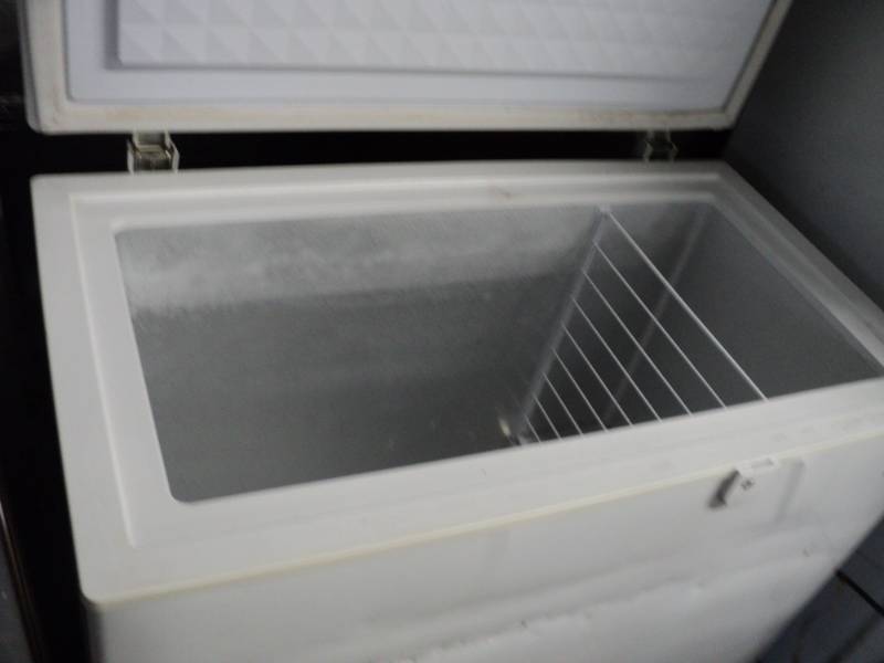 lot 3 image: General Electric Chest Freezer- tes...