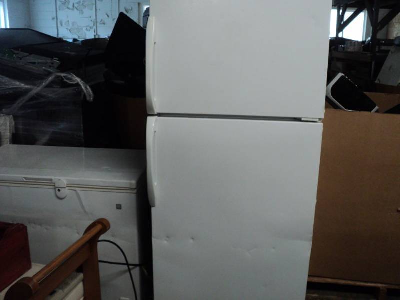 lot 4 image: Magic Chef Refrigerator- tested and...