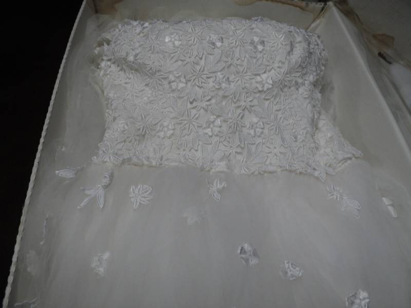 lot 19 image: Wedding Dress- looks like a size 14...