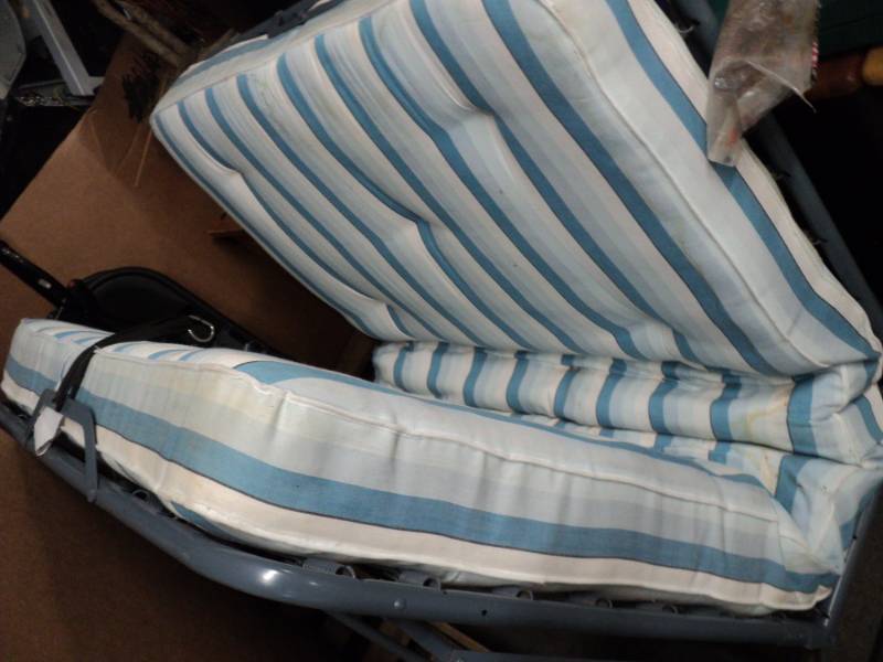 lot 20 image: Twin Size rollaway Bed...