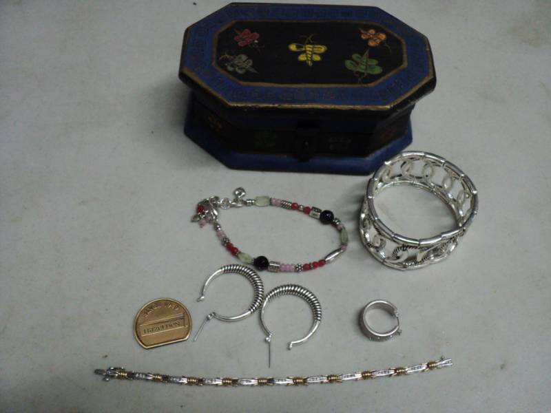 lot 22 image: Jewelry and Jewelry Box made in In...