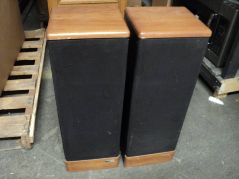 lot 25 image: 2 Speakers 29 x 10 x9...