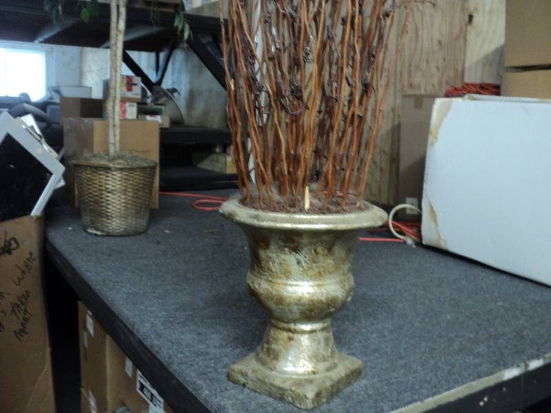 lot 29 image: Lighted Dcor slight damage...