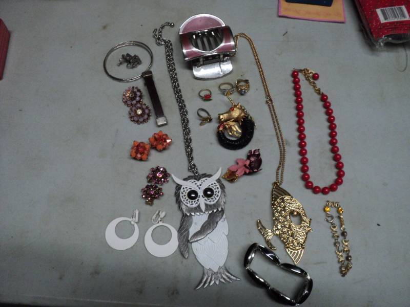 lot 40 image: Costume Jewelry...