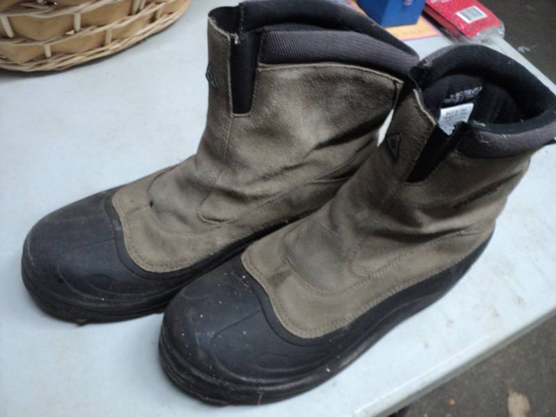 lot 52 image: Columbia Mens Size 12 Boots...