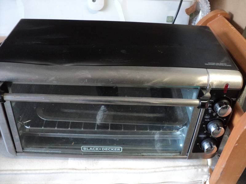 lot 79 image: Black and Decker Toaster Oven powe...