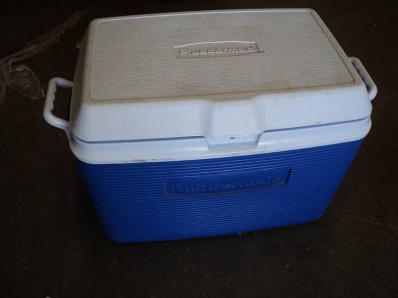 lot 89 image: Rubbermaid Cooler...