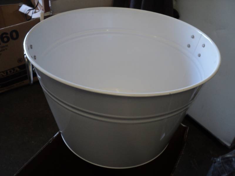 lot 96 image: White Metal Tub 16 x 10...