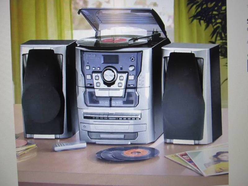 lot 1 image: 6-in-1 Deluxe Turntable, iPodMP3, ...