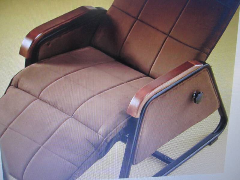 lot 16 image: Zero Gravity Chair  Massageheat fu...