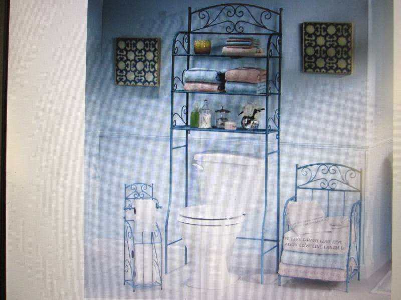 lot 28 image: 3-Piece Fiona Scrolled Bath Set ope...