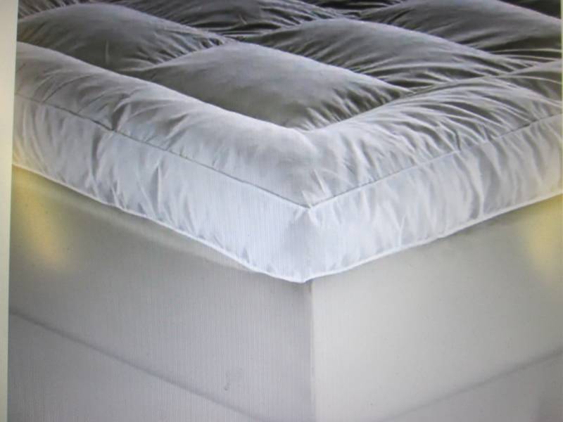 lot 29 image: Sleep Connection� Supreme Featherb...