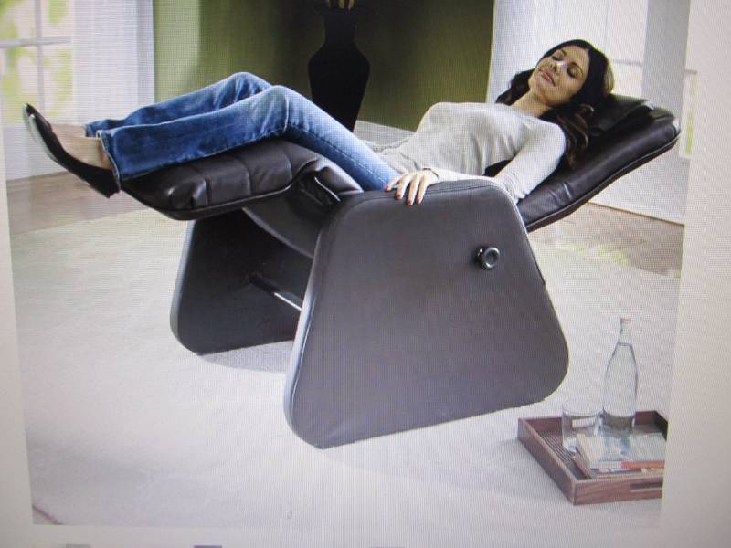 lot 45 image: Manual Zero Gravity Chair with Heat...