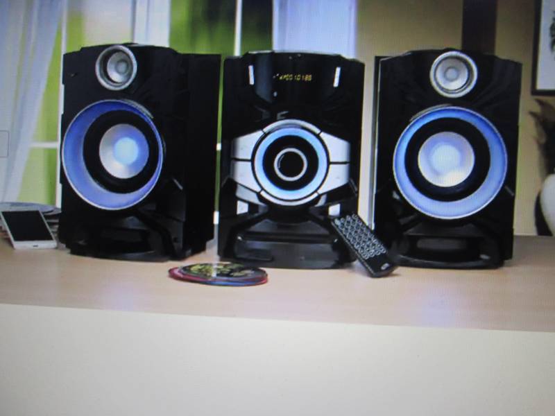 lot 152 image: CD Stereo Music System with FM Radi...