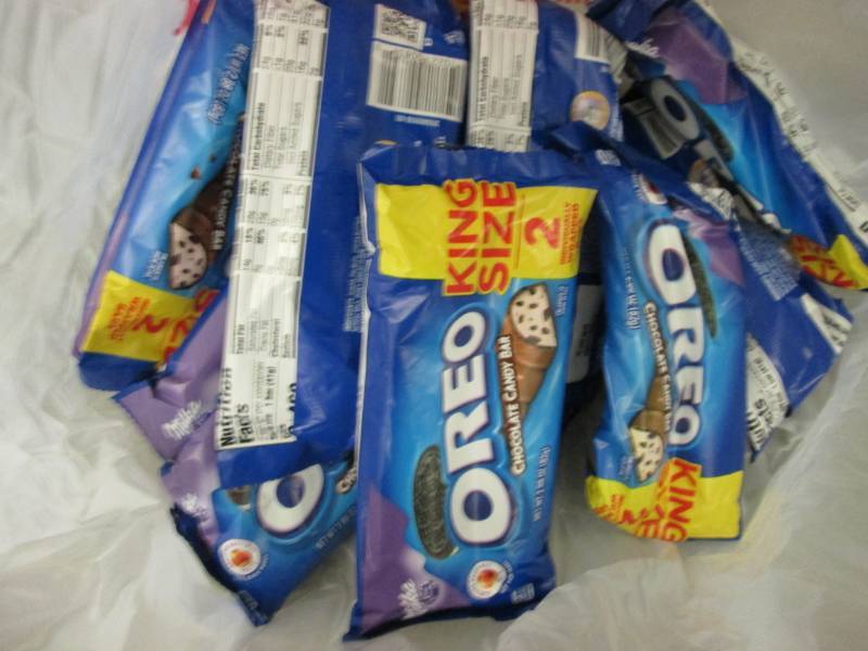 lot 261 image: 12 Oreo King Size Chocolate Candy B...