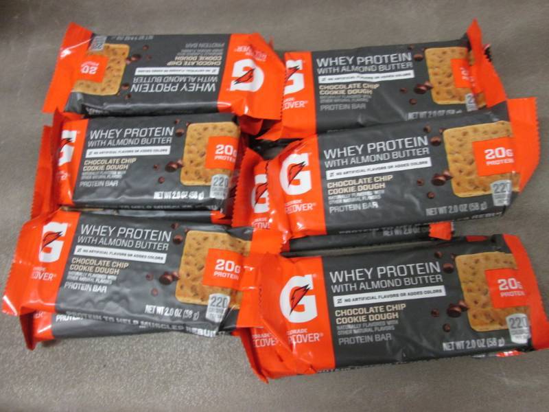 lot 285 image: 12 Gatorade Whey Protein Bars Choco...