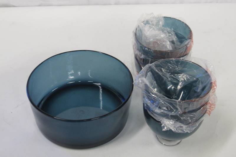 lot C7 image: Carlisle Teal Bowl Set with Serving Bowl and 6 Side Bowls