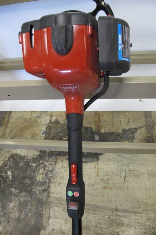 lot 98 image: Toro 18 (46 cm) Straight Shaft Gas Trimmer (51977)