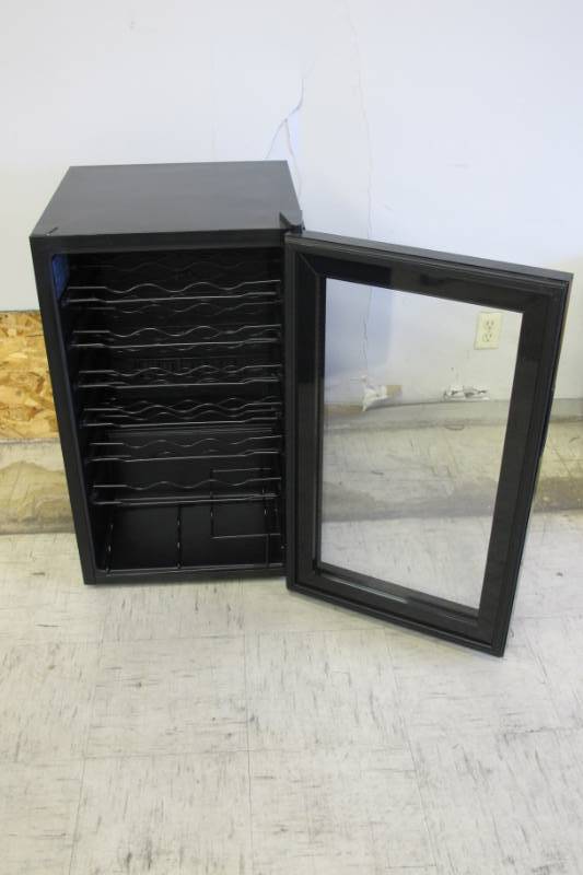lot 96 image: Element by VINOTEMP EL-45TS, 45 BOTTLE WINE COOLER - Missing Caster