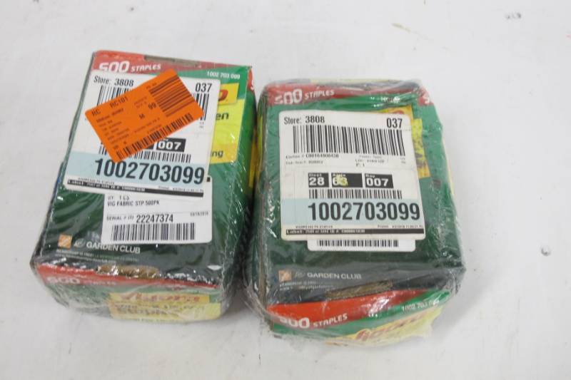 lot 76 image: 2 boxes of 500 Vigoro 4 Fabric and Garden Staples (1000 total)