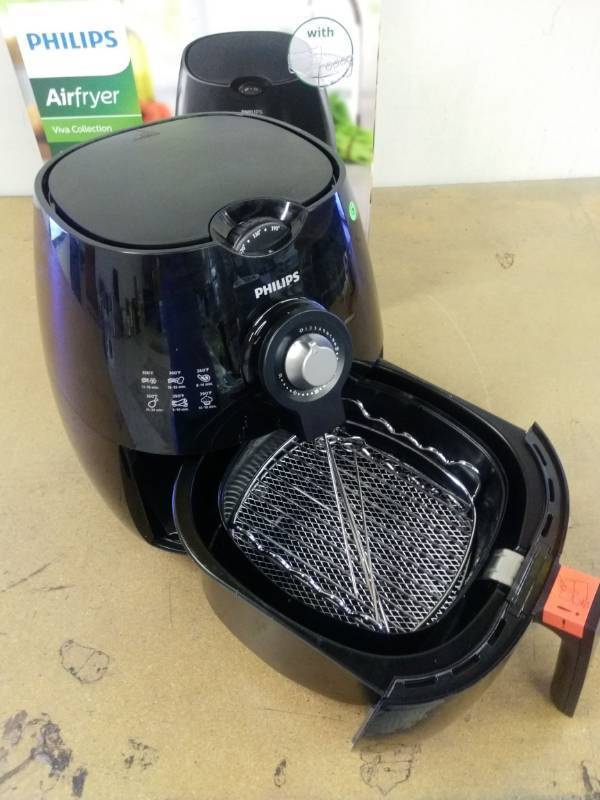 lot 21 image: Philips HD922623 Viva Airfryer 1.8lb2.75qt Black Fryer with Double Layer Rack