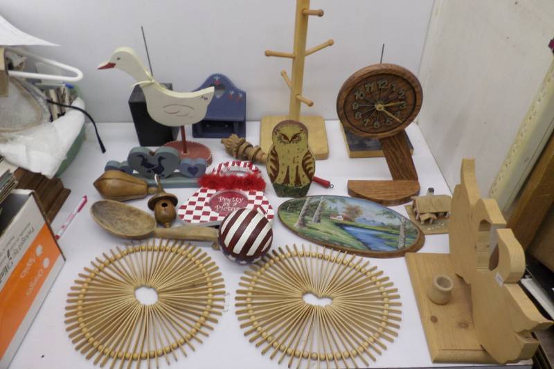 lot 68 image: Wooden Decoration